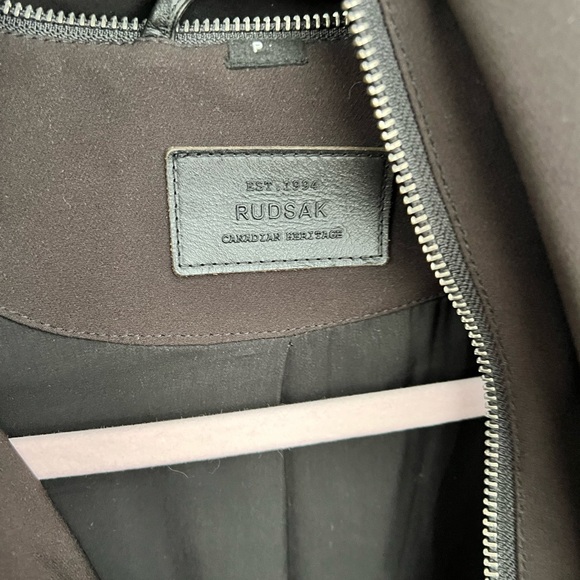 RUDSAK COAT WITH LEATHER SLEEVES
GENUINE LEATHER SLEEVES - Picture 2 of 6